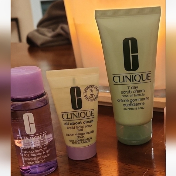 Clinique Cleansing Bundle - Picture 2 of 3